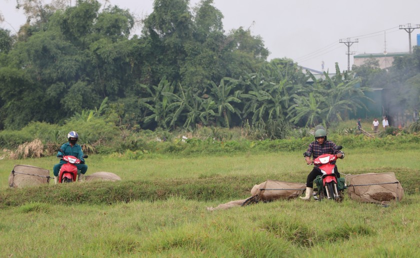  Trên mặt ruộng mấp mô, “thợ săn” phải chạy xe ở tư thế đứng, hai tay tì mạnh vào ghi đông. 