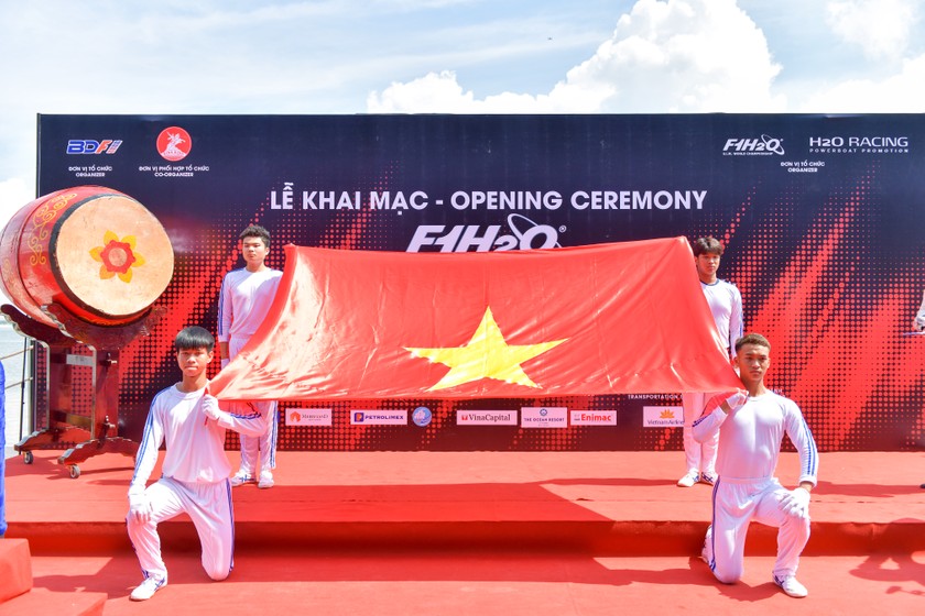 Quyền Chủ tịch nước Võ Thị Ánh Xuân dự lễ khai mạc giải vô địch thế giới thuyền máy nhà nghề UIM F1H2O World Championship