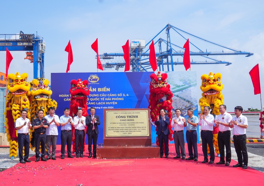 Các đại biểu tham dự gắn biển hoàn thành Dự án cầu cảng số 3, 4 tại Cảng cửa ngõ quốc tế Hải Phòng
