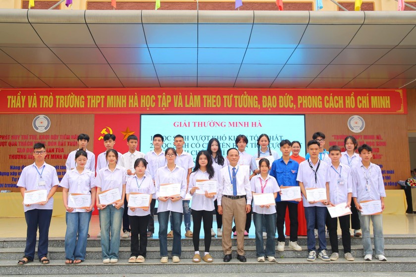 Thầy Nguyễn Hữu Khương – hiệu trưởng trường THPT Minh Hà và các học sinh nhận Giải thưởng Minh Hà. 