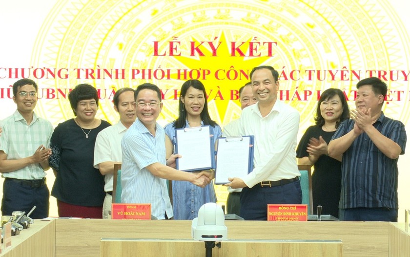 Lễ ký kết chương trình phối hợp công tác tuyên truyền giữa UBND quận Tây Hồ và Báo Pháp luật Việt Nam. (Ảnh PV)