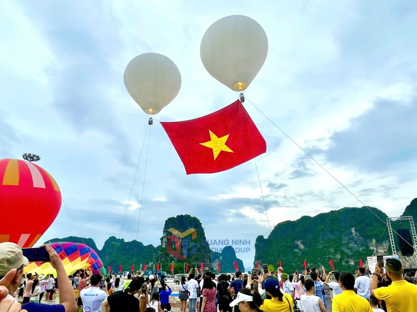 Lễ hội khinh khí cầu đã thu hút hàng nghìn du khách trong nước và quốc tế, góp phần kích cầu du lịch, đặc biệt là sau thời gian dài bị ảnh hưởng bởi đại dịch COVID-19. (Ảnh: Báo Quảng Ninh)