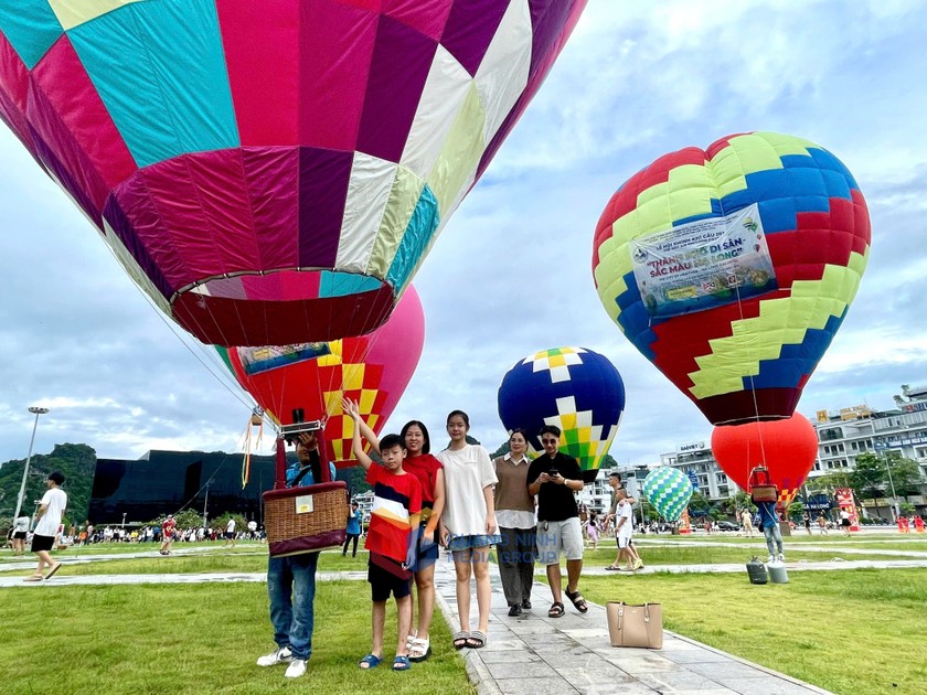 Lễ hội Khinh khí cầu lần đầu tiên được tổ chức bên bờ di sản vịnh Hạ Long thu hút đông đảo du khách và người dân địa phương tham quan, bay trải nghiệm. Ảnh (Báo Quảng Ninh)