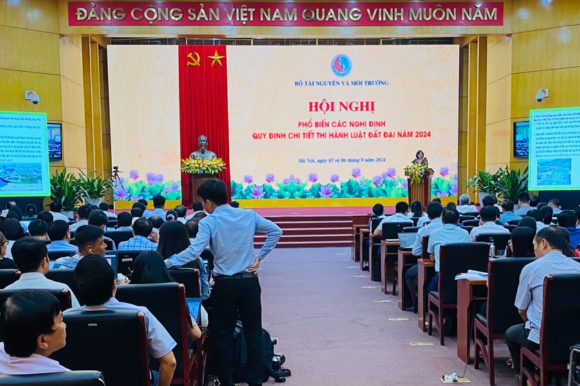 Tham gia Hội nghị có hàng trăm cán bộ, lãnh đạo trong ngành tài nguyên môi trường của 63 tỉnh, thành phố tham dự.