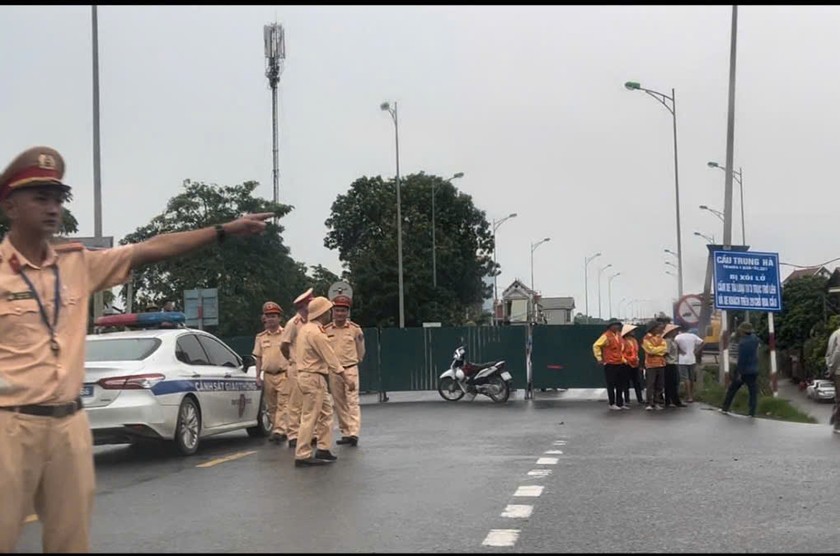 Công an chặn xe lưu thông qua cầu Trung Hà.