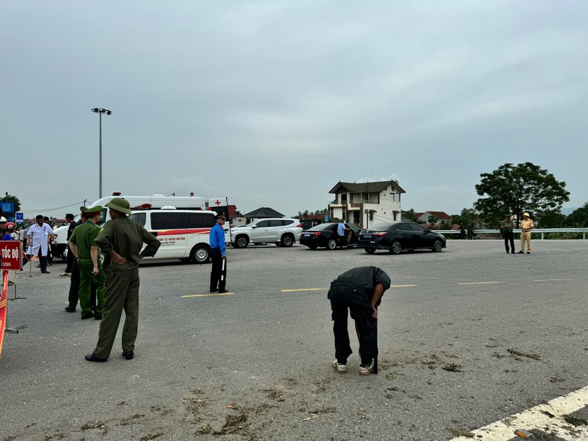 Vụ sập cầu Phong Châu: Khảo sát, lên phương án lắp cầu phao, cứu nạn cứu hộ ảnh 35