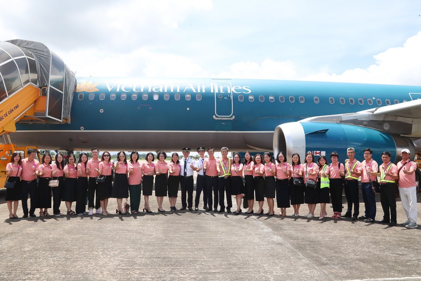 Các vị khách tham gia chuyến bay HeForShe cùng Vietnam Airlines.