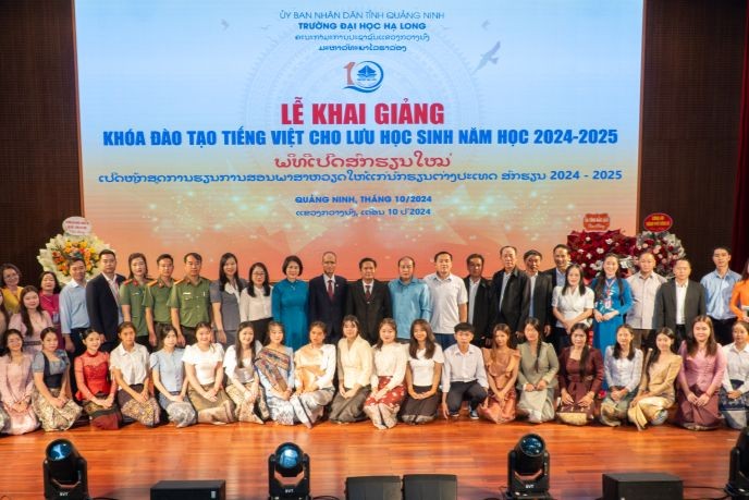 Các đại biểu chụp ảnh lưu niệm cùng Trường Đại học Hạ Long tại Lễ Khai giảng năm học 2024-2025.