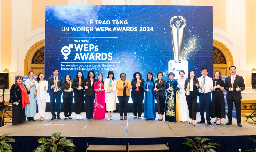 Ông Đặng Ngọc Trường - thứ 4 từ trái sang tại lễ trao giải Un women weps awards năm 2024