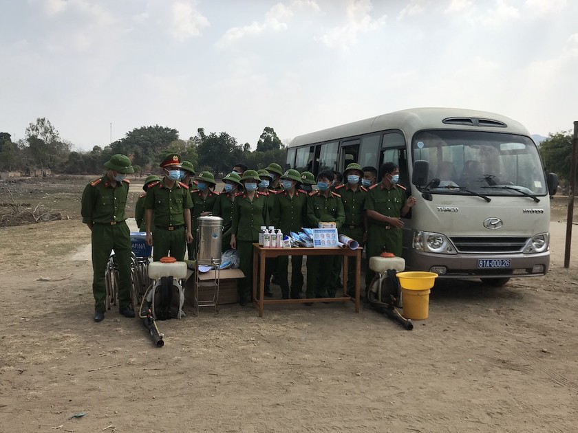 Cán bộ, chiến sỹ Trại giam Gia Trung ra quân phun thuốc phòng dịch, phát khẩu trang miễn phí cho người dân. 