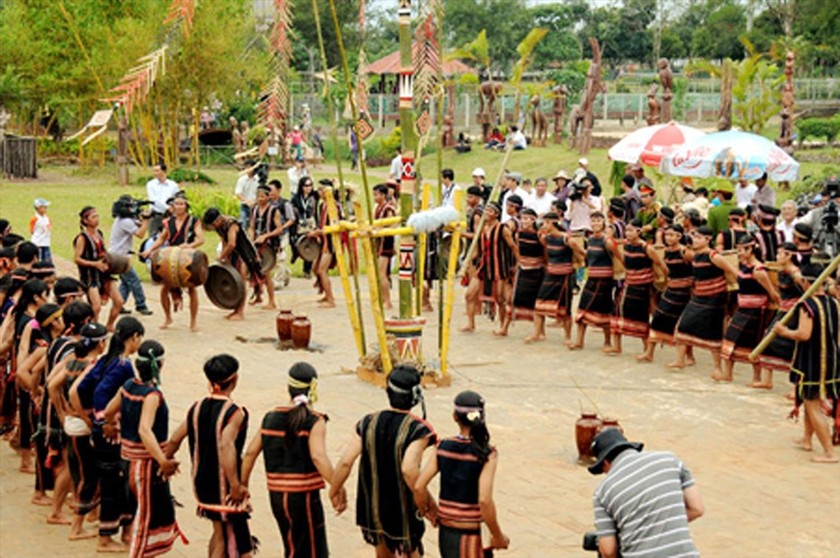 Kon Tum: Khai mạc Liên hoan diễn xướng dân gian văn hoá các dân tộc Trường Sơn – Tây Nguyên