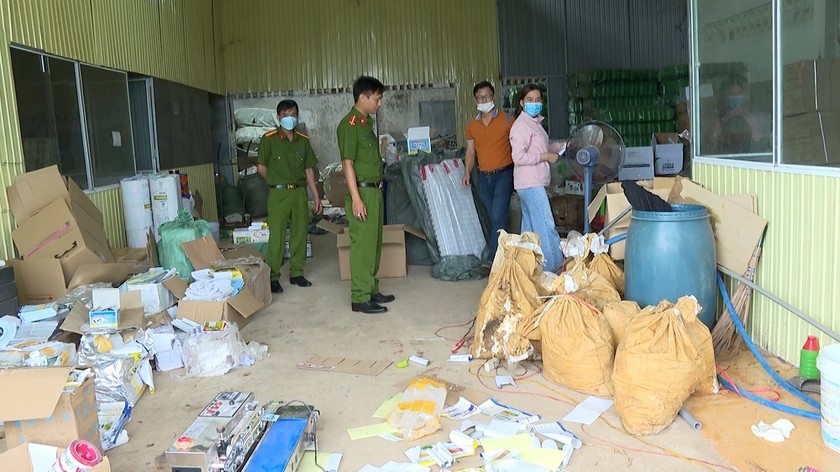 Cơ quan Công an kiểm tra, thu giữ tang vật tại xưởng sản xuất.