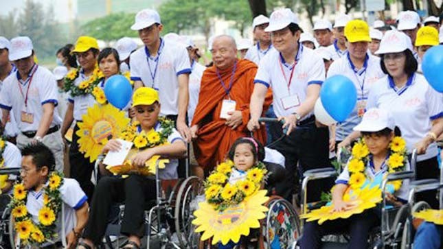 Chủ tịch Nước “sánh bước yêu thương” cùng người khuyết tật