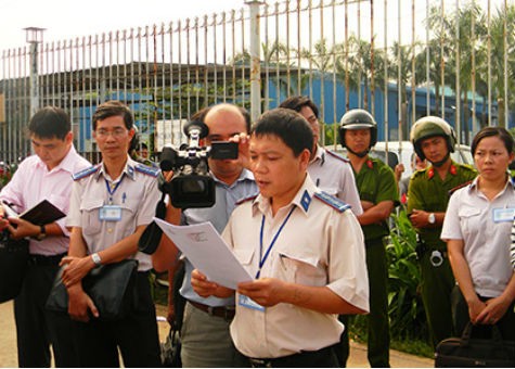 Đọc quyết định thi hành án. Ảnh minh họa