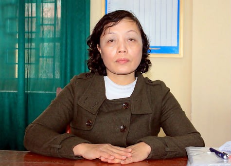 Bà Nguyễn Thị Thu Hồng - Hiệu trưởng Trường THCS Cẩm Vũ trao đổi với PLVN