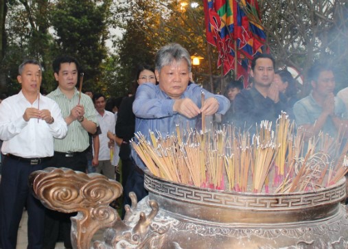 Bộ trưởng Hà Hùng Cường dâng hương tại Đền Hùng