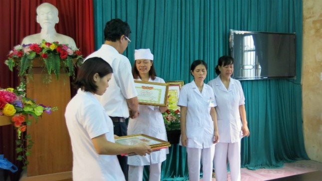 Cơ quan chức năng khen thưởng cho các cá nhân tố cáo tham nhũng ở Bệnh viện Hoài Đức, Hà Nội. Ảnh: Thanh Tùng
