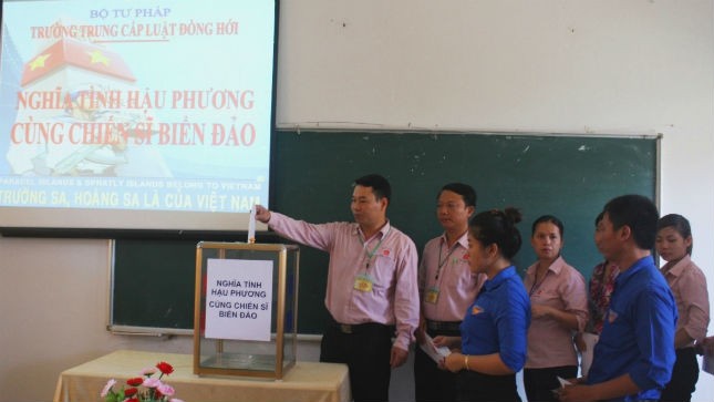 Cán bộ, giáo viên và học sinh Trường Trung cấp Luật Đồng Hới quyên góp ủng hộ cô giáo Hòa, có chồng là Cảnh sát Biển đang làm nhiệm vụ thiêng liêng tại quần đảo Hoàng Sa