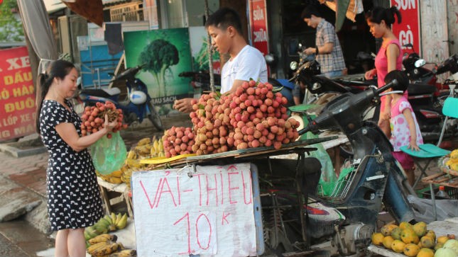 Vải thiều được mùa nhưng giá đang giảm thê thảm (ảnh chụp tại chợ Cầu Lủ Hà Nội)