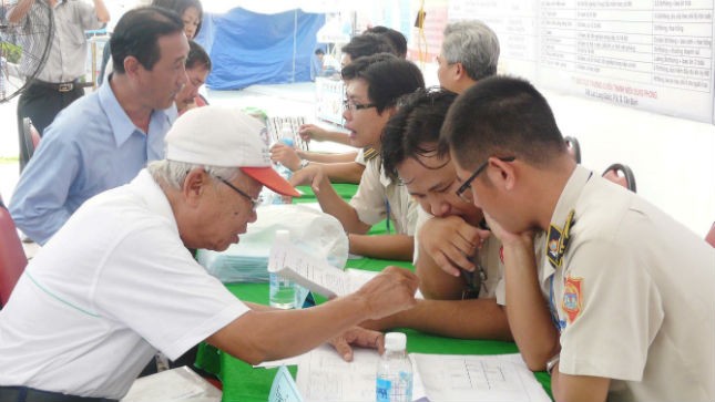 Thanh tra Sở Xây dựng quận Gò Vấp, thành phố Hồ Chí Minh đang hướng dẫn cho người dân các quy định của pháp luật về xử lý vi phạm hành chính trong lĩnh vực xây dựng