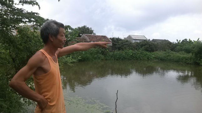 Ông Dân chỉ ao nuôi ba ba và kể về bài học của mình