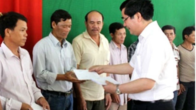 Bộ trưởng Cao Đức Phát tặng quà cho ngư dân xã Bình Châu, huyện Bình Sơn, Quảng Ngãi