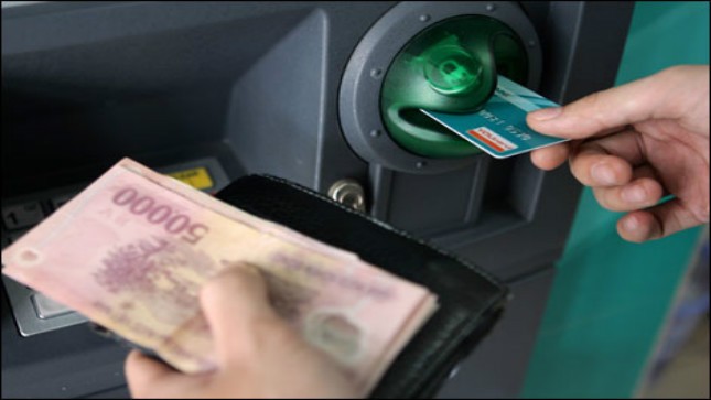 Người dùng ATM vẫn phải rút tiền mặt để tiêu