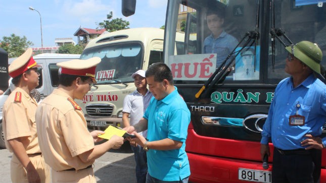 Cảnh sát giao thông kiểm tra bảo hiểm của chủ xe