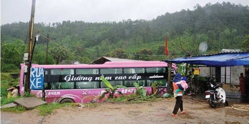 Xe khách giường nằm lao xuống ao tại Km 868 - QL1A thuộc địa phận xã Lộc Trì, huyện Phú Lộc, tỉnh Thừa Thiên Huế ngày 19/2/2014