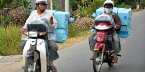 Vận chuyển thuốc lá lậu ở phía Tây Nam bộ. Ảnh: MH