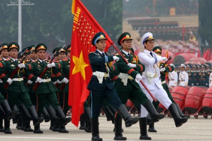 Quân đội nhân dân Việt Nam vững bước tiến dưới Quân kỳ Quyết chiến quyết thắng