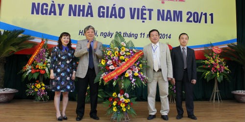 Bộ trưởng tặng hoa chúc mừng Ban Giám đốc Học viện Tư pháp nhân Ngày Nhà giáo Việt Nam 20/11