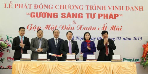 Thứ trưởng Bộ Tư pháp Phan Chí Hiếu và Phó Trưởng ban Tuyên giáo Trung ương Nguyễn Thế Kỷ chứng kiến lễ ký kết tài trợ Chương trình vinh danh “Gương sáng tư pháp”