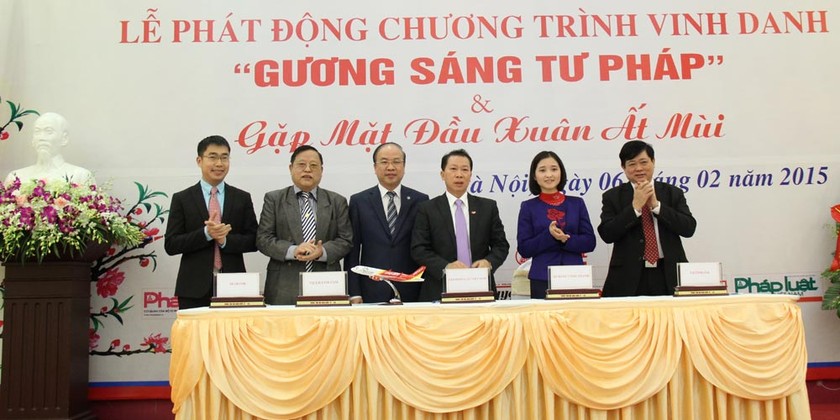 Thứ trưởng Bộ Tư pháp Phan Chí Hiếu và Phó Trưởng ban Tuyên giáo Trung ương Nguyễn Thế Kỷ chứng kiến lễ ký kết tài trợ Chương trình vinh danh “Gương sáng tư pháp”