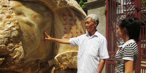 Ông Nguyễn Hữu Tự bên tảng đá có hình bản đồ Việt Nam
