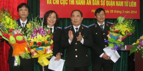 Anh Dương Đức Minh (bìa trái) trong Lễ bổ nhiệm Chi cục trưởng Chi cục Thi hành án dân sự Nam Từ Liêm