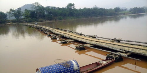 Cây cầu phao nguy hiểm mà hàng ngày người dân hai xã Ái Thượng và Hạ Trung đi qua