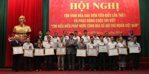 Anh Thắng (đứng thứ 5 từ phải qua, hàng thứ 2) nhận Bằng khen của UBND tỉnh Nghệ An