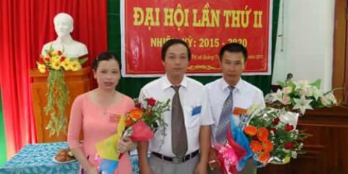 Chị Đào Thị Nhung (trái), Bí thư Chi bộ Chi cục trưởng Chi cục THADS TX.Quảng Trị tại Đại hội Chi bộ nhiệm kỳ 2015-2020