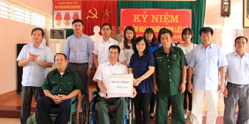 Đại diện Bộ Tư pháp tặng quà tri ân người có công tại Trung tâm Điều dưỡng người có công tỉnh Phú Thọ
