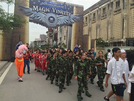 Hàng trăm học sinh Tiểu học và Trung học có cơ hội trình diễn trong màn Diễu hành chào mừng với trang phục đặc trưng của ngành nghề cũng như trang phục các quốc gia thể hiện mơ ước khám phá  và chinh phục Thế giới.