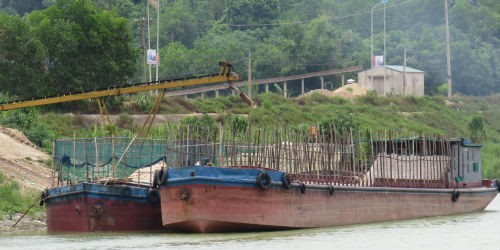 Tàu được cơi nới sơ sài để “ăn hàng”