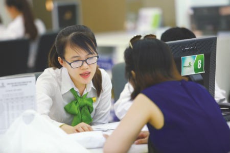 Khách hàng giao dịch tại Vietcombank