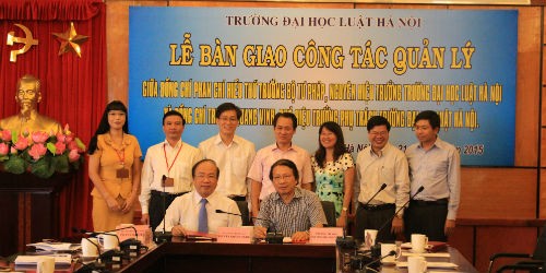 Thứ trưởng Phan Chí Hiếu bàn giao công tác quản lý tại Trường ĐH Luật Hà Nội