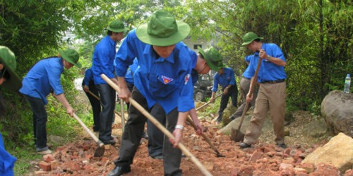 Ông Nguyễn Đắc Vinh kịp thời biểu dương đoàn viên tiên tiến