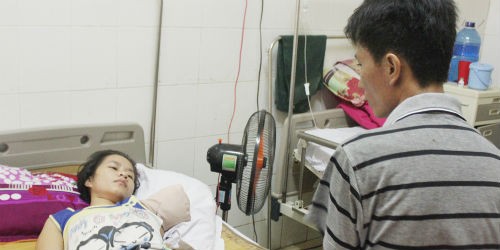 Anh Khánh đang chăm sóc chị Yến tại bệnh viện