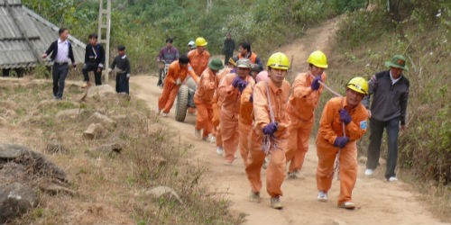 Công nhân Điện lực Lai Châu kéo điện về bản