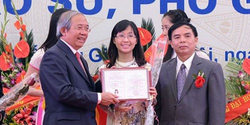 Lễ phong chức danh GS, PGS năm 2014. (Ảnh MH)