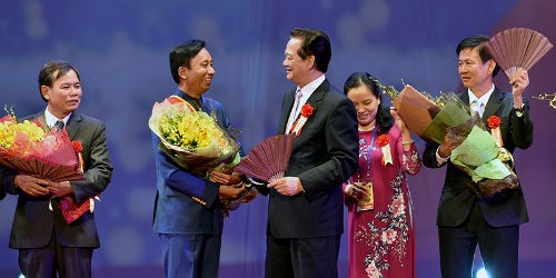 Thủ tướng động viên các đại biểu đã có những đóng góp cho phong trào thi đua