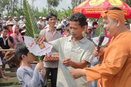 Cặp bò vàng giúp hộ nghèo nâng cao chất lượng cuộc sống